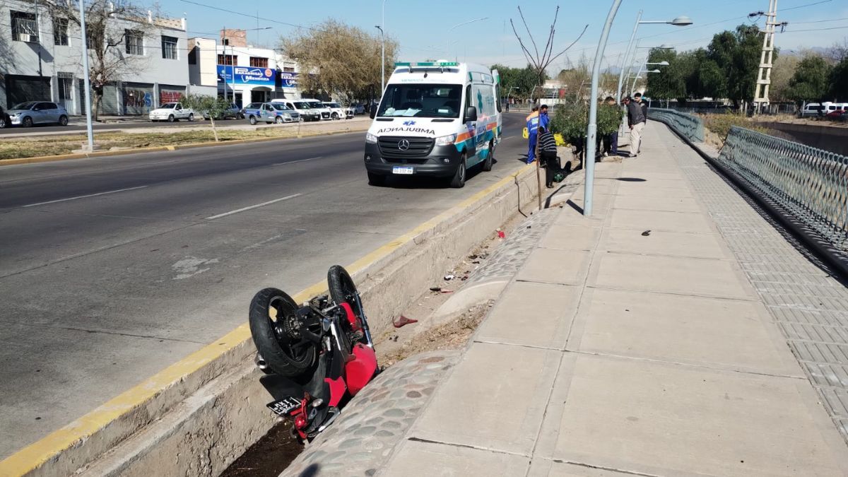 La ambulancia trasladó al joven que protagonizó un accidente en Costanera. Según testigos, no hubo otro vehículo involucrado. La ambulancia trasladó al joven que protagonizó un accidente en Costanera. Según testigos, no hubo otro vehículo involucrado.