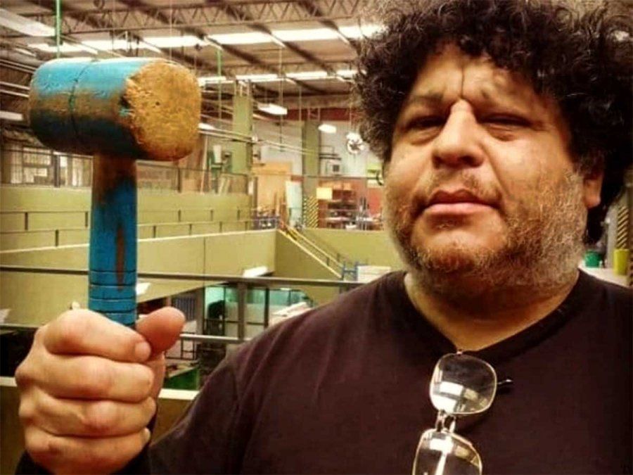 El fallecimiento por coronavirus de Jorge Langone, un docente de Villa Lugano, generó un inmenso malestar entre sus colegas por las clases presenciales. «Vamos a extrañar sus ruidosos golpes de maza sobre el yunque dentro del taller, y su eterna alegría cuando ganaba Boca. Hasta siempre querido compañero», expresaron sus compañeros y compañeras de la Escuela Técnica 13 Ingeniero José Luis Delpini de Villa Lugano.