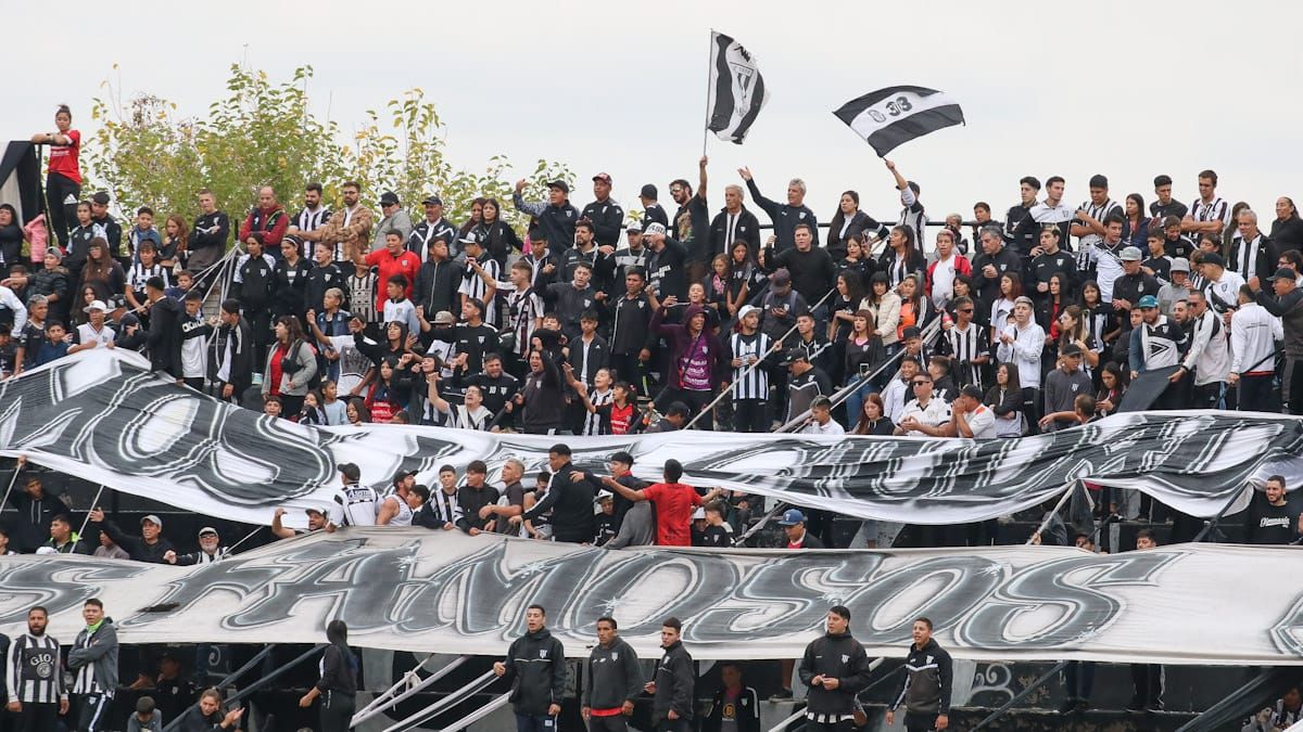 Los hinchas de Gimnasia se fueron disconformes con el resultados y la acuación del equipo