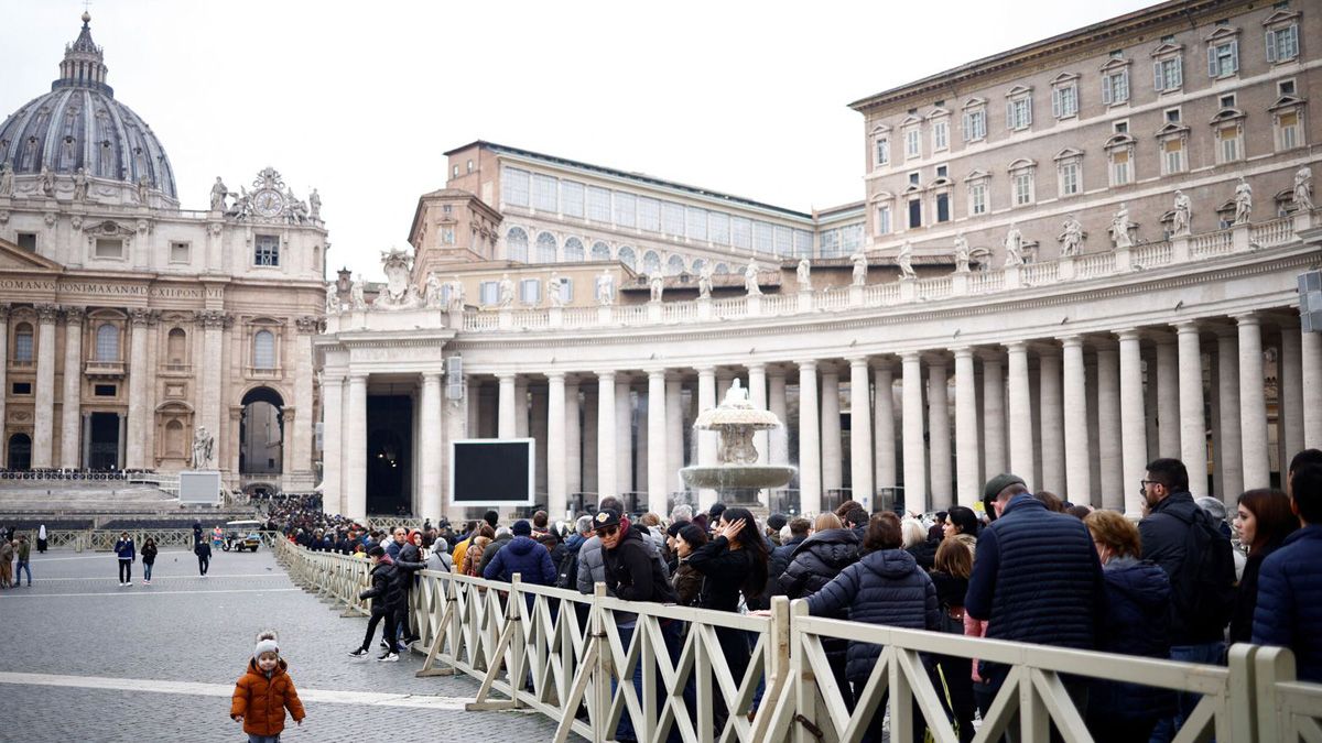 Una multitud esperaba en la plaza de San Pedro para despedir a Benedicto XVI, fallecido el sábado a los 95 años