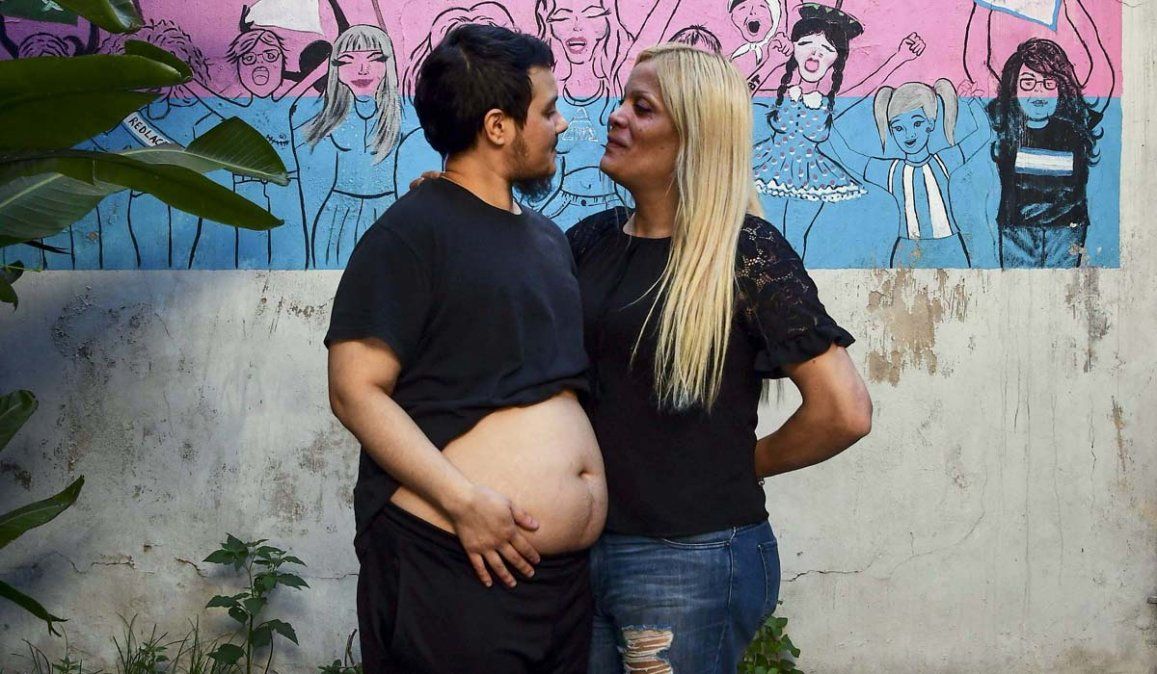 Nació Facundo, el bebé gestado por un varón trans. Ellos son sus padres, Hannah Palacios y Facundo Di Pietro. Fotos: Télam