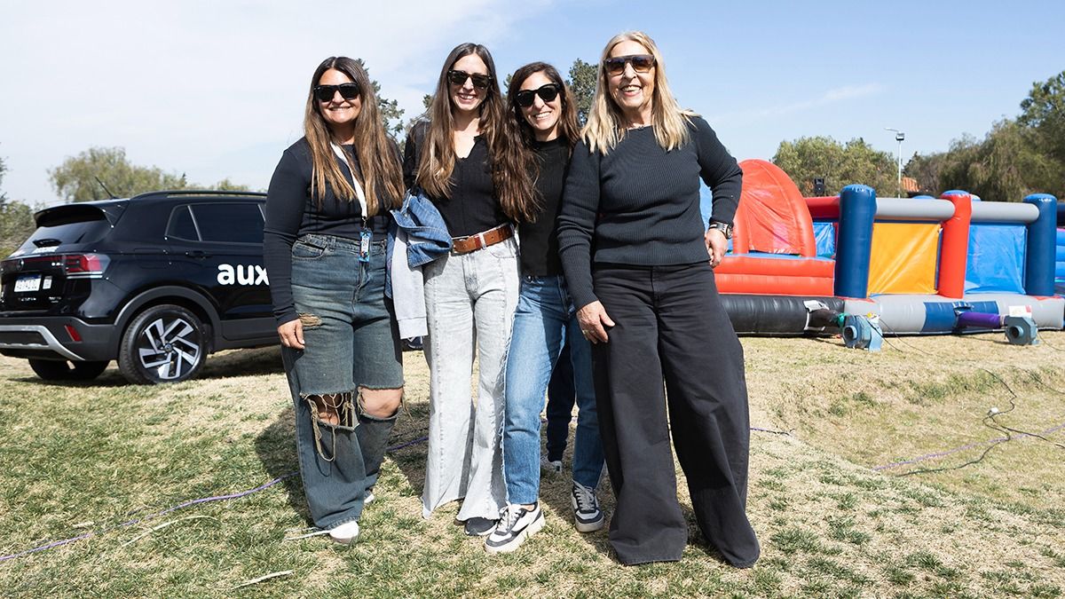 Las hermanas Carola, Mercedes y Consuelo asisten cada año junto a su mamá Silvana Tizio y los Las hermanas Carola, Mercedes y Consuelo asisten cada año junto a su mamá Silvana Tizio y los