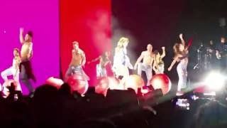 Selena Gómez cayó en medio de un show y se sintió avergonzada en el piso del escenario