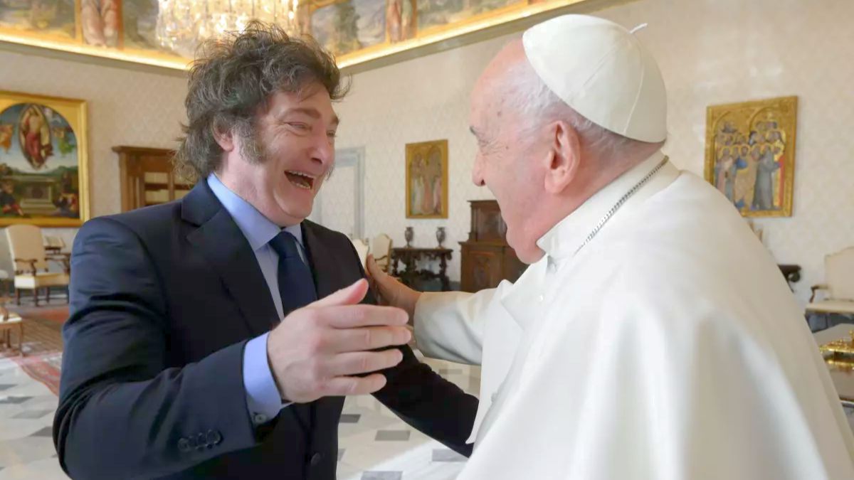 Milei rindió homenaje al papa Francisco y le envió una carta al arzobispo Colombo