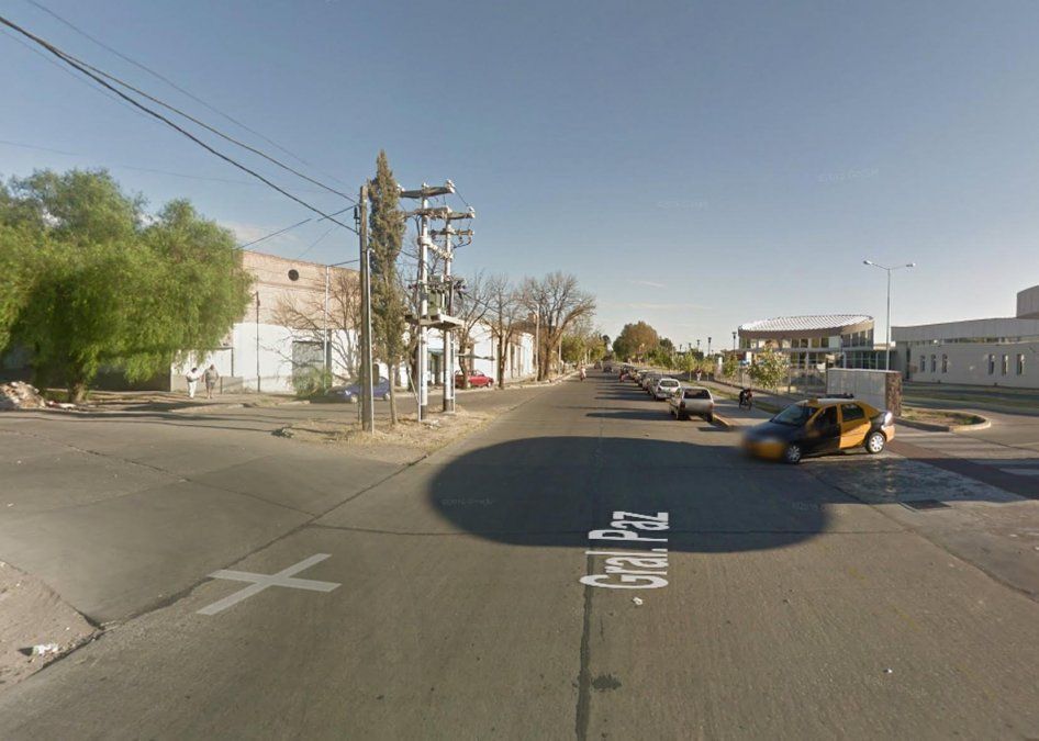 Una mujer valiente corrió a un ladrón y con la ayuda de otra lo detuvieron