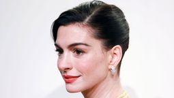 La actriz Anne Hathaway interpreta a Elena McMahon en la película de Netflix.