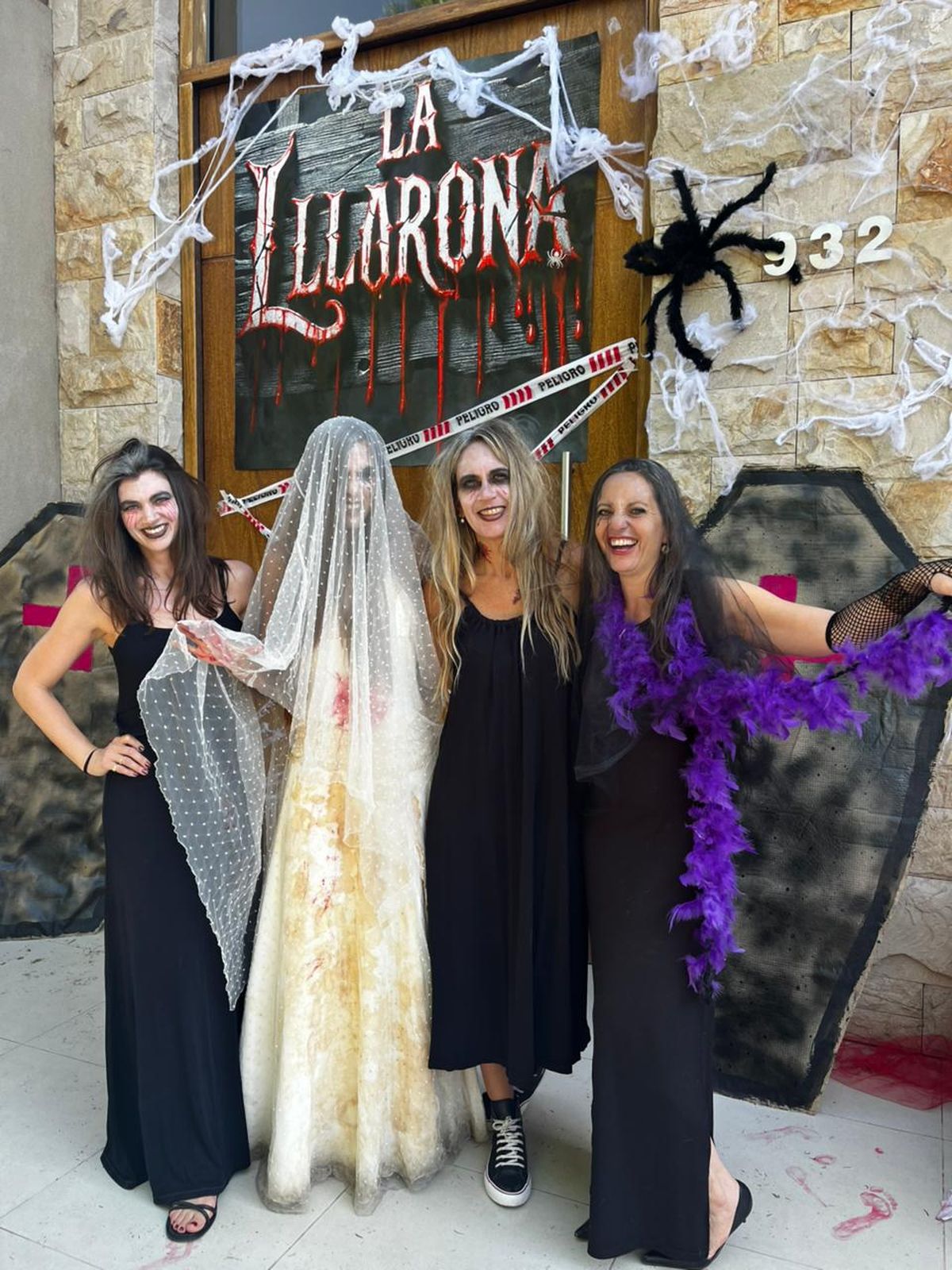 Carolina, al centro, junto a sus amigas. Se inspira todos los años y elige Halloween para divertirse y disfrazarse. Carolina, al centro, junto a sus amigas. Se inspira todos los años y elige Halloween para divertirse y disfrazarse.