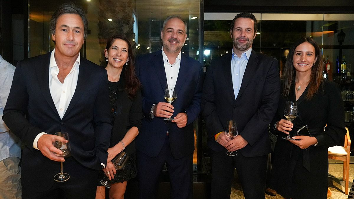 Juan Parma (CEO Banco Macro), María Eugenia Di Pietro, el intendente de Maipú Matías Stevanato, Juan Mazzon (gerente de Banca Gobierno/Macro) y Gianina Ferranti. Foto: Martín Pravata. Juan Parma (CEO Banco Macro), María Eugenia Di Pietro, el intendente de Maipú Matías Stevanato, Juan Mazzon (gerente de Banca Gobierno/Macro) y Gianina Ferranti. Foto: Martín Pravata.