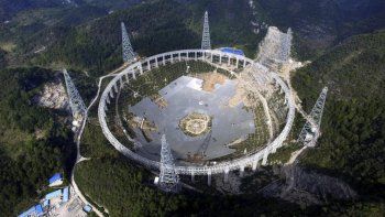 China desaloja a 9 mil personas para instalar un aparato que busca alienígenas