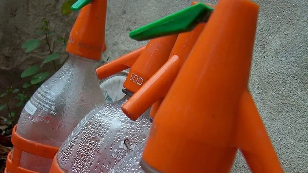 Los sifones de soda impactaron de lleno en el rostro de la mujer. Los sifones de soda impactaron de lleno en el rostro de la mujer. 