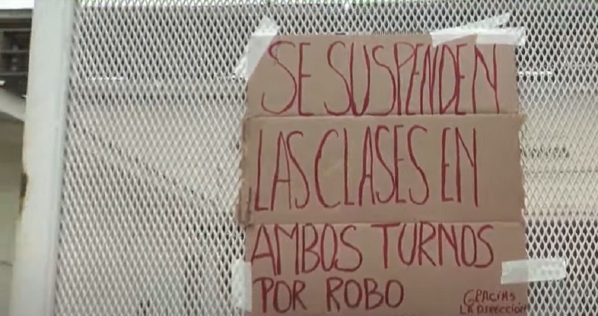 La directora de la escuela Manuel Corominola de Las Heras tuvo que suspender las clases porque se llevaron hasta los inodoros.