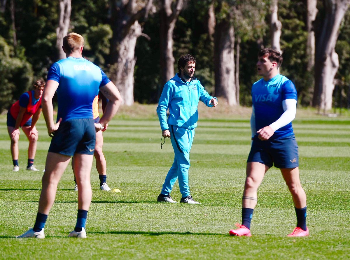 Gómez Cora dirigiendo el último entrenamiento en Casa Pumas