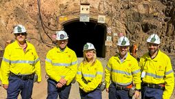 Hebe Casado y Jerónimo Shantal (a la derecha) durante su recorrida por una de las mineras más relevantes a nivel mundial.