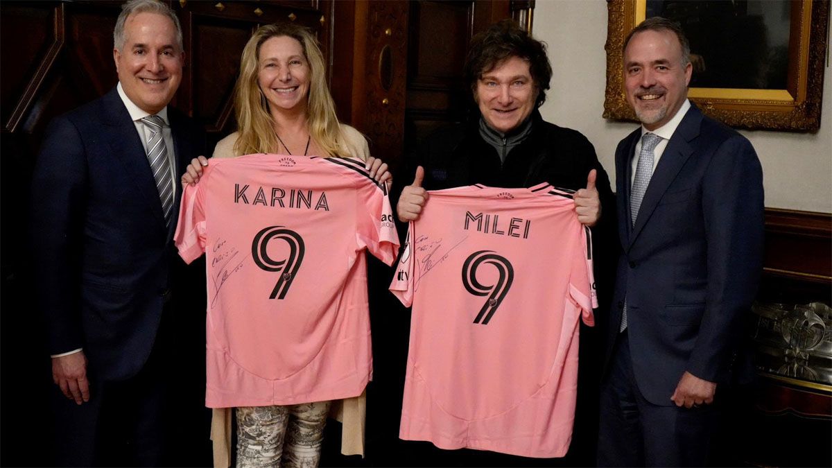 Karina y Javier Milei recibieron la camiseta de Lionel Messi de manos de los dueños del Inter Miami.