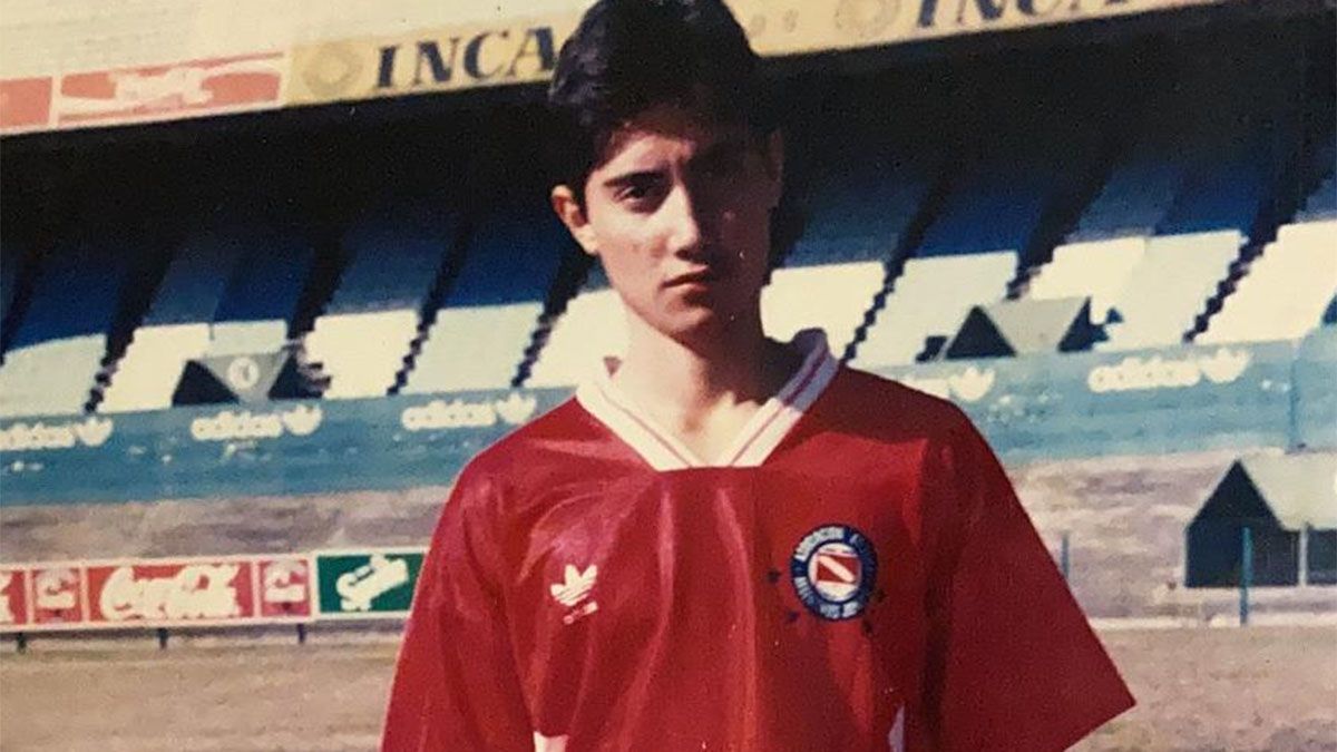 En su paso por Argentinos Juniors, Diego Estrada posaba con la camiseta del Bicho.