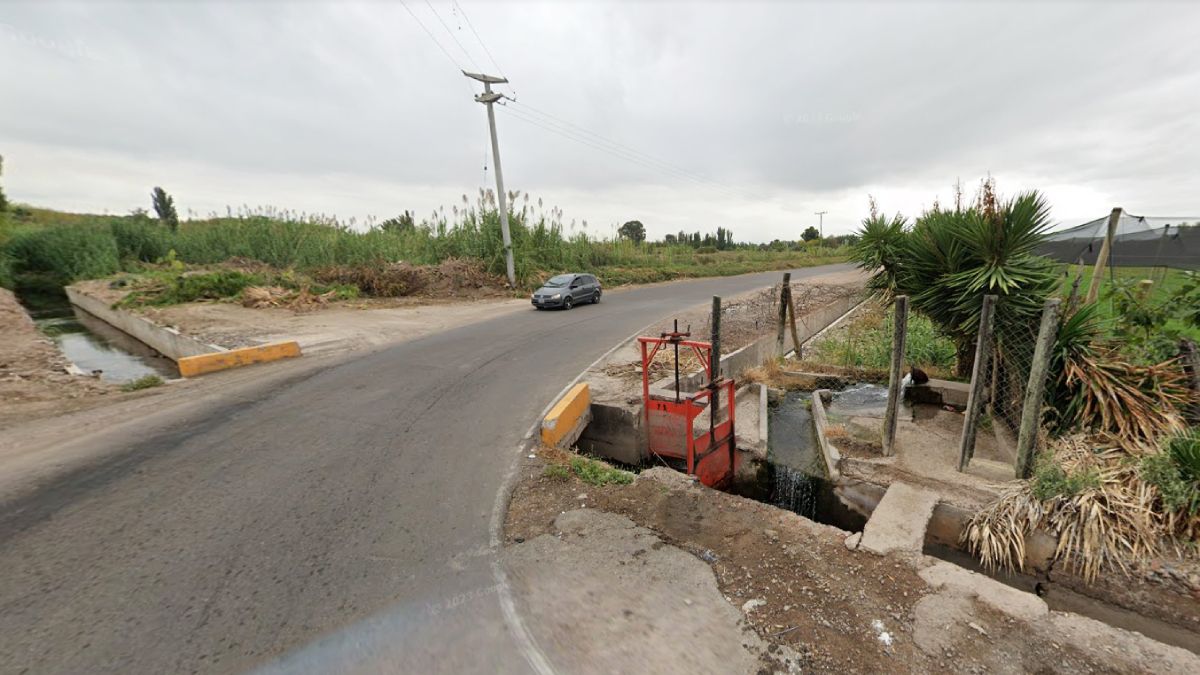 Inseguridad en Mendoza y en plena vía pública. En esta curva asaltaron a un hombre que manejaba un auto Suzuki Fun y le arrebataron el vehículo.