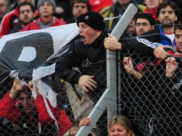 Un grupo de hinchas armó un Facebook con los mejores insultos en las canchas