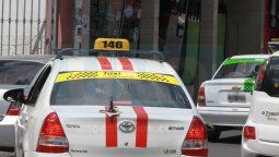 Proponen que se restrinja la circulación de remises y se amplíe la de taxis