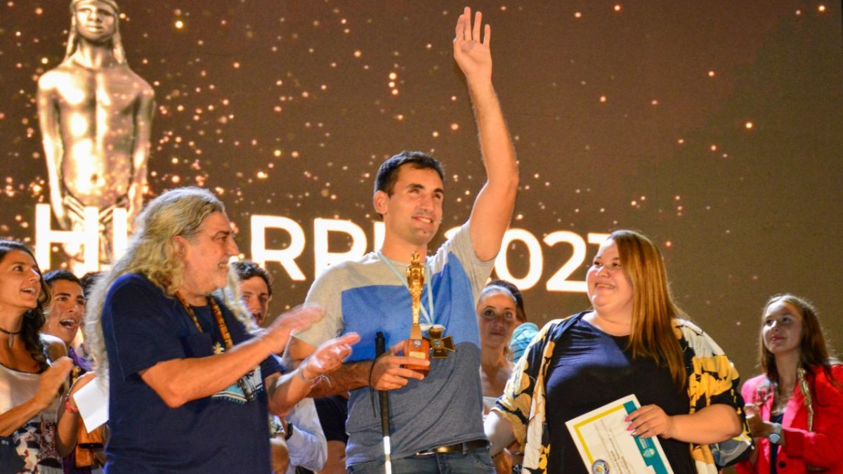 Ganador. Federico Accardi acaba de recibir la Cruz al Mérito Deportivo de manos de Lucio Ortiz, presidente del Círculo de Periodistas Deportivos, en la parte culminante de la fiesta realizada en el Aconcagua Arena. El integrante de Los Murciélagos vive su mejor momento.