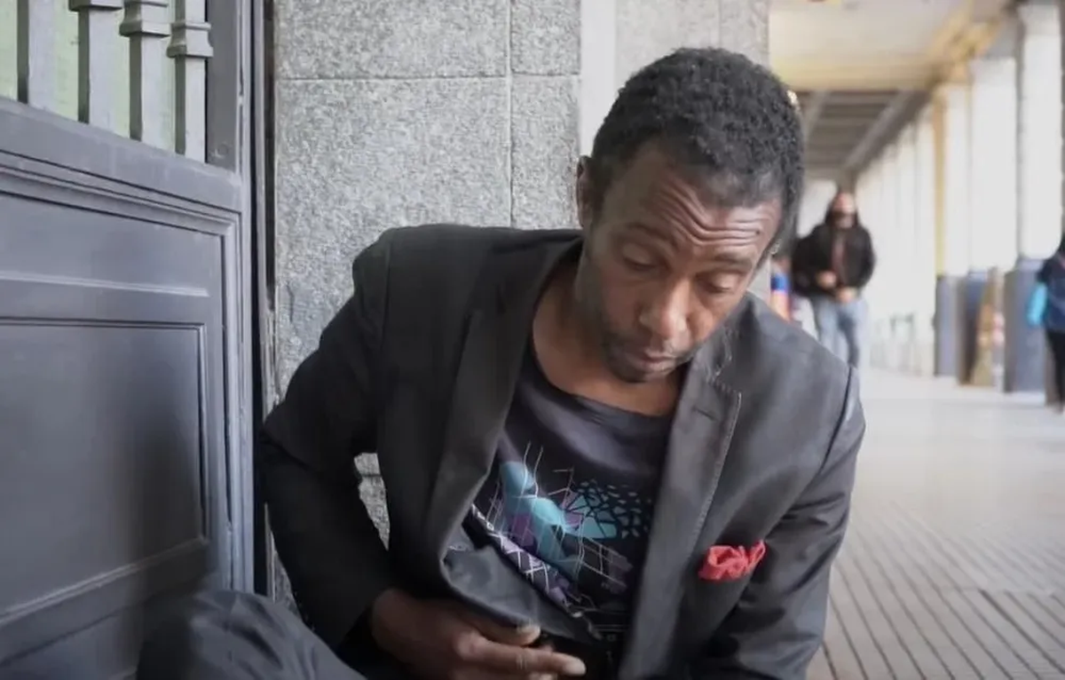 Higgins terminó en la calle, y actualmente muchos dicen que se encuentra internado voluntariamente. Higgins terminó en la calle, y actualmente muchos dicen que se encuentra internado voluntariamente.