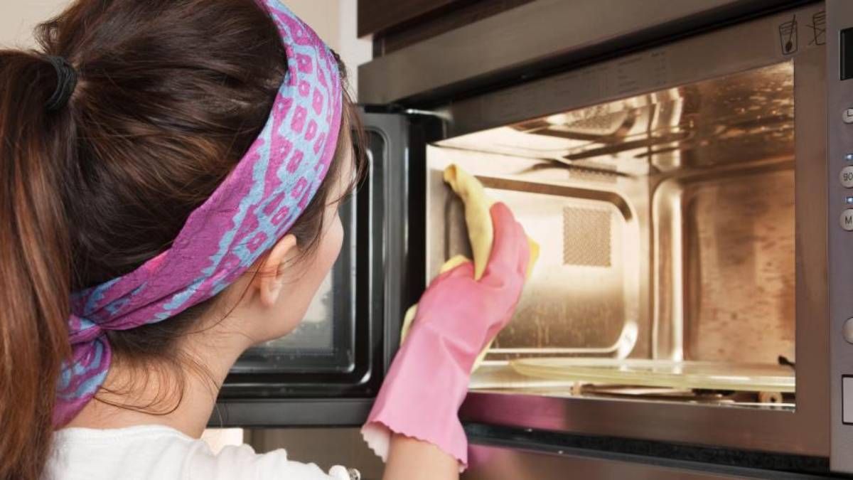 Dile adiós al olor a quemado del microondas con estos trucos caseros