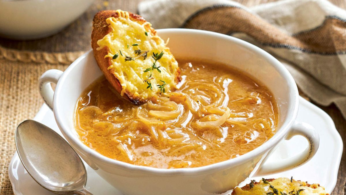 Sopa de cebolla francesa.