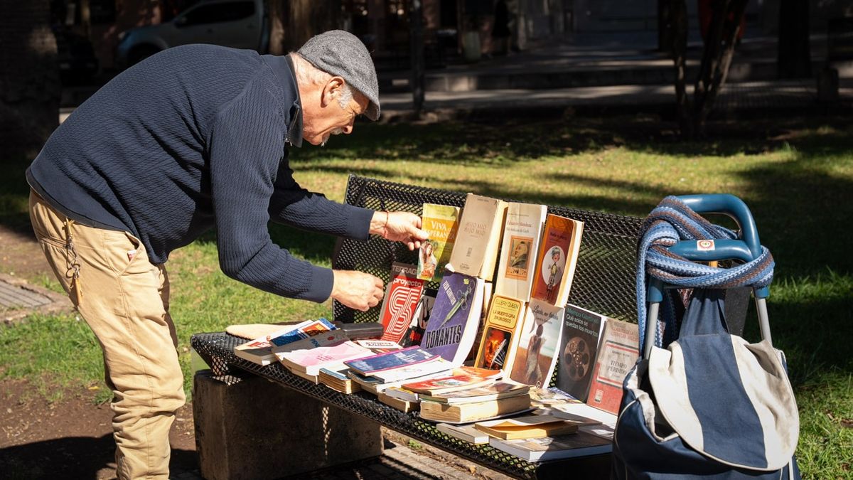 El Tano vende libros pero también escribe: pronto editará dos libros relacionados con lo que implica vivir en la calle. El Tano vende libros pero también escribe: pronto editará dos libros relacionados con lo que implica vivir en la calle.