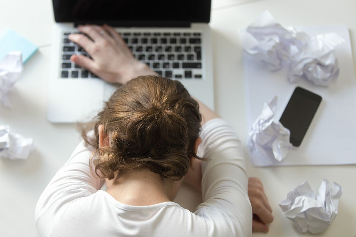 Cuando una tarea genera incomodidad, el cerebro prioriza el alivio inmediato y busca distracciones. Cr&eacute;dito: Freepik.