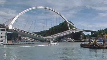 Videos del momento en el que colapsó un puente en Taiwán: al menos 10 heridos