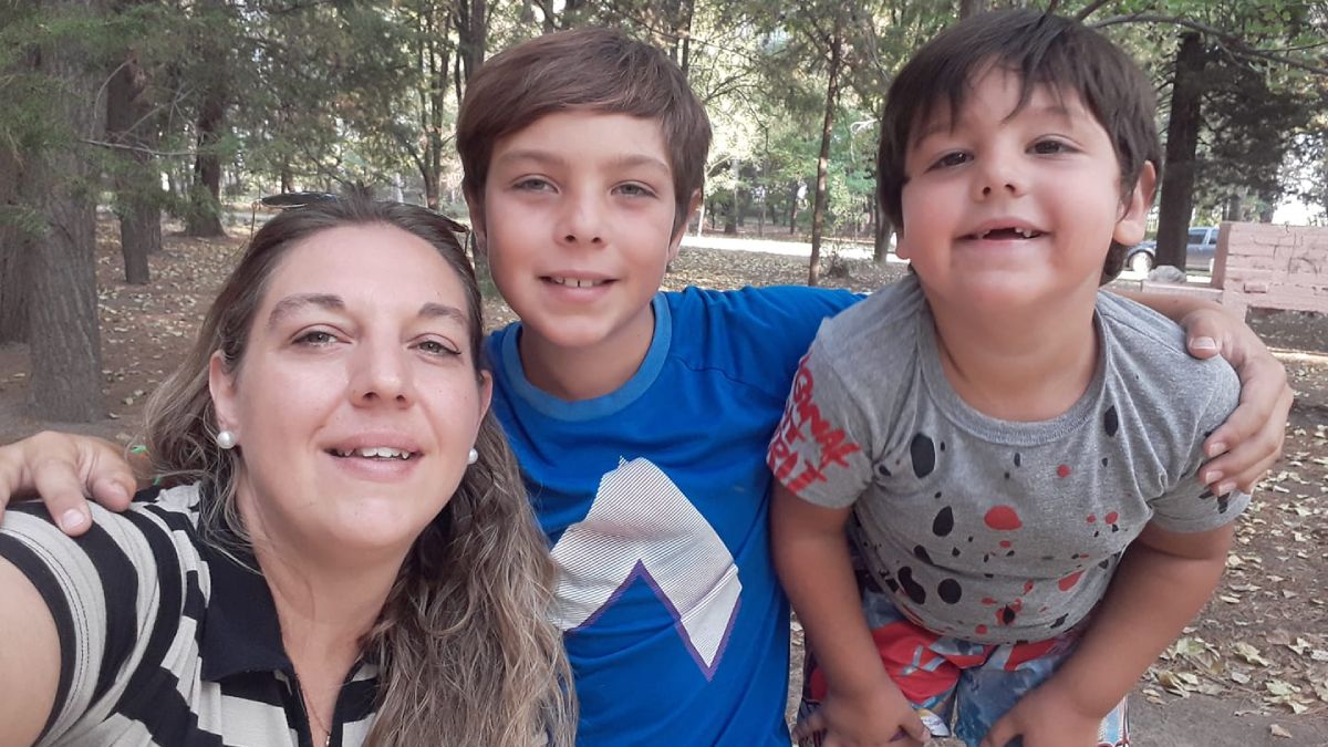 Betiana y sus dos pequeños, Lautaro, de 12, y Santino, de seis años.