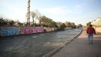 Salvaron a cuatro pibes que arrastró el agua en el Cacique Guaymallén