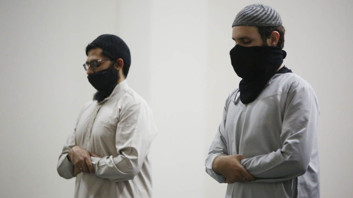 En todo el momento del rezo, mantuvieron el barbijo las personas que se encontraban dentro del salón.