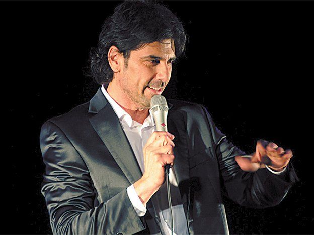 Juan Darthés también es cantante, además de actor. 
