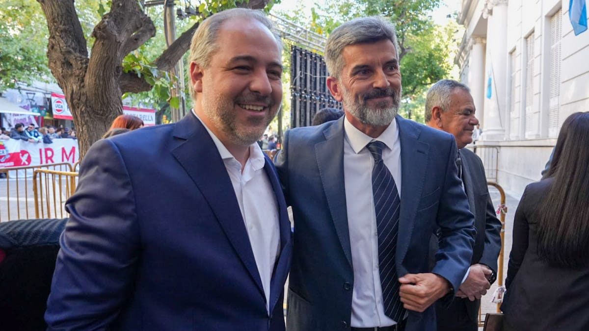 Stevanato y Suarez, juntos en la puerta de la Legislatura. Stevanato y Suarez, juntos en la puerta de la Legislatura.
