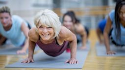 Todas las personas pueden realizar ejercicios en casa, fortalecer el cuerpo en su totalidad y cuidar la salud, sin necesidad de ir al gimnasio. Foto: gentileza Business Insider.