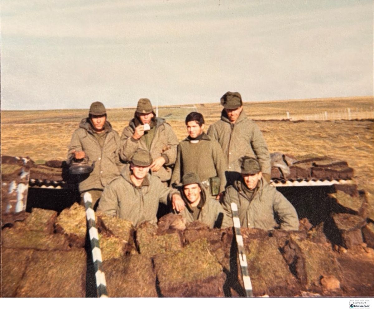 Ricardo González, junto a otros veteranos de Malvinas, en las islas. Ricardo González, junto a otros veteranos de Malvinas, en las islas.