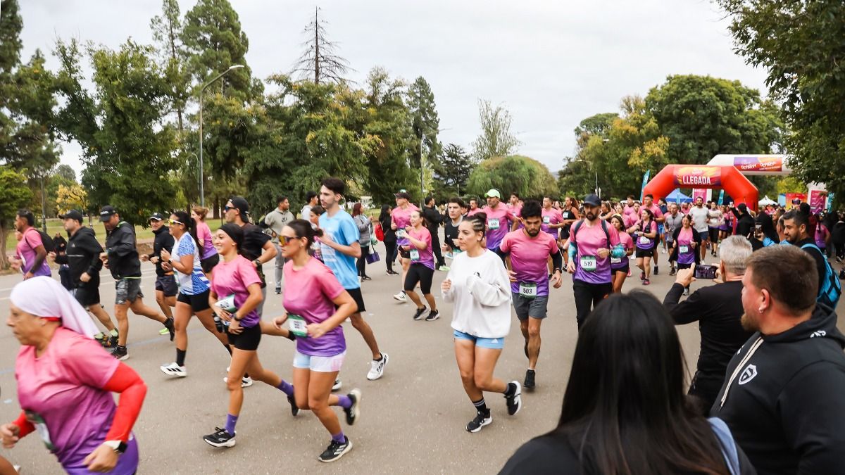 M&aacute;s de 650 corredores le hicieron frente al fr&iacute;o de la ma&ntilde;ana del domingo, corriendo por las infancias de Mendoza y duplicando la participaci&oacute;n de la tercera edici&oacute;n de la Donat&oacute;n, la carrera solidaria que cada a&ntilde;o se afianza m&aacute;s en el calendario de eventos deportivos y solidarios de la provincia.