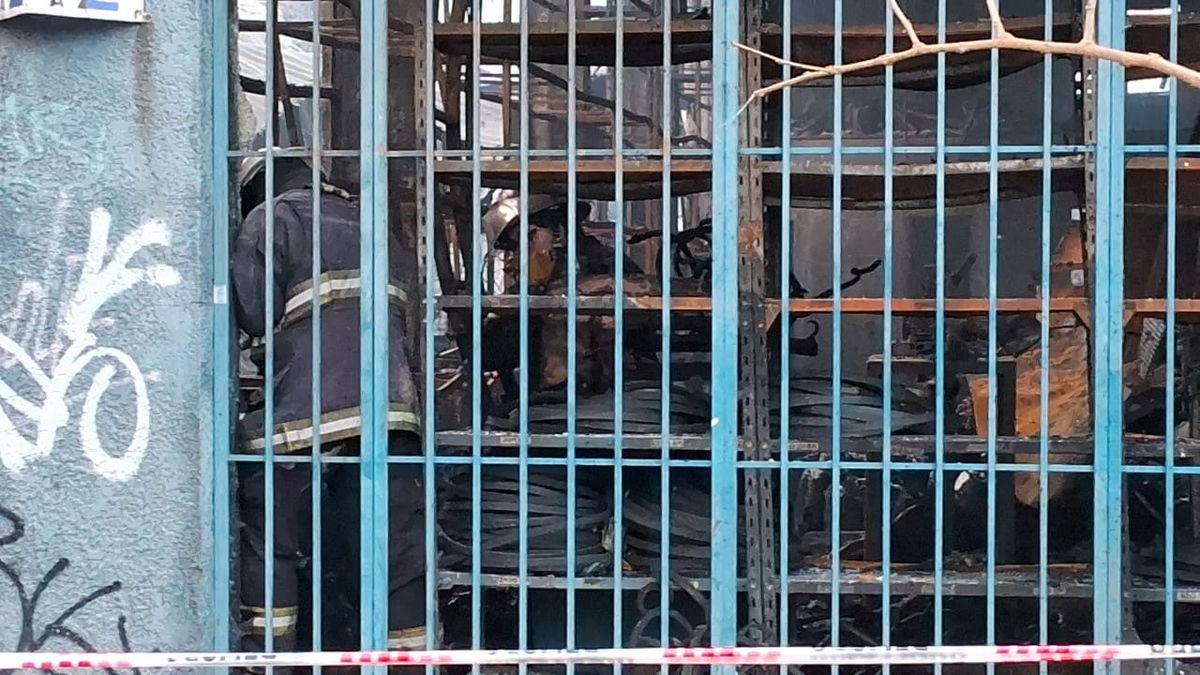 El incendio fue controlado pero quedan algunos focos de fuego dentro del depósito de Zapata Goma. El incendio fue controlado pero quedan algunos focos de fuego dentro del depósito de Zapata Goma.