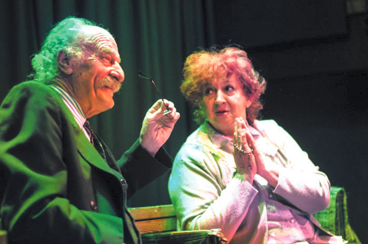 Dos emblemas del teatro mendocino: Ernesto El Flaco Suárez y la recordada Gladys Ravalle, en la obra Dinosaurios (2013). Dos emblemas del teatro mendocino: Ernesto El Flaco Suárez y la recordada Gladys Ravalle, en la obra Dinosaurios (2013).