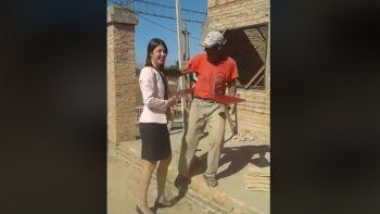 Se recibió y le entregó el diploma a su padre albañil