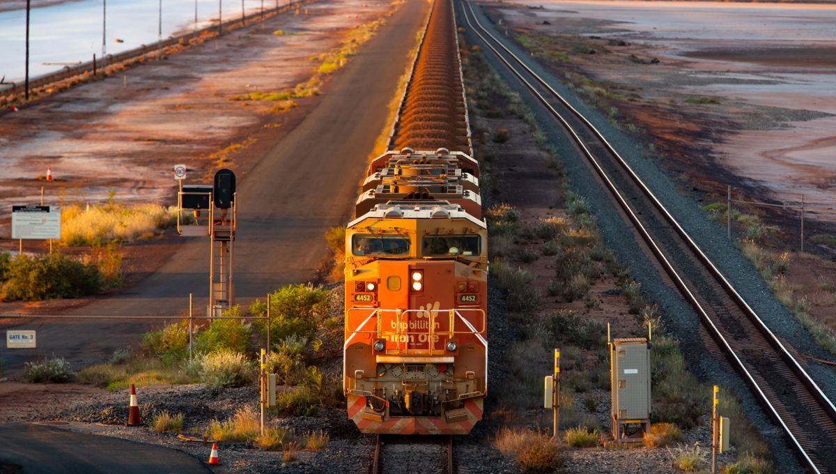Con más de 7 kilómetros de longitud y cientos de vagones, este tren se ha convertido en un coloso de acero que transporta toneladas de recursos y representa la máxima expresión de la ingeniería y la logística humanas.