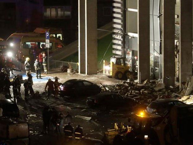 Se desplomó un techo en un supermercado de Letonia y murieron 26 personas