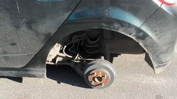 Dijo que le habían robado dos ruedas, pero se quebró ante la policía: 