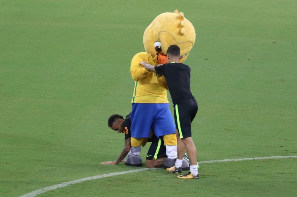 La foto del día nos la dieron ¡Neymar, Coutinho y el pobre Canarinho!