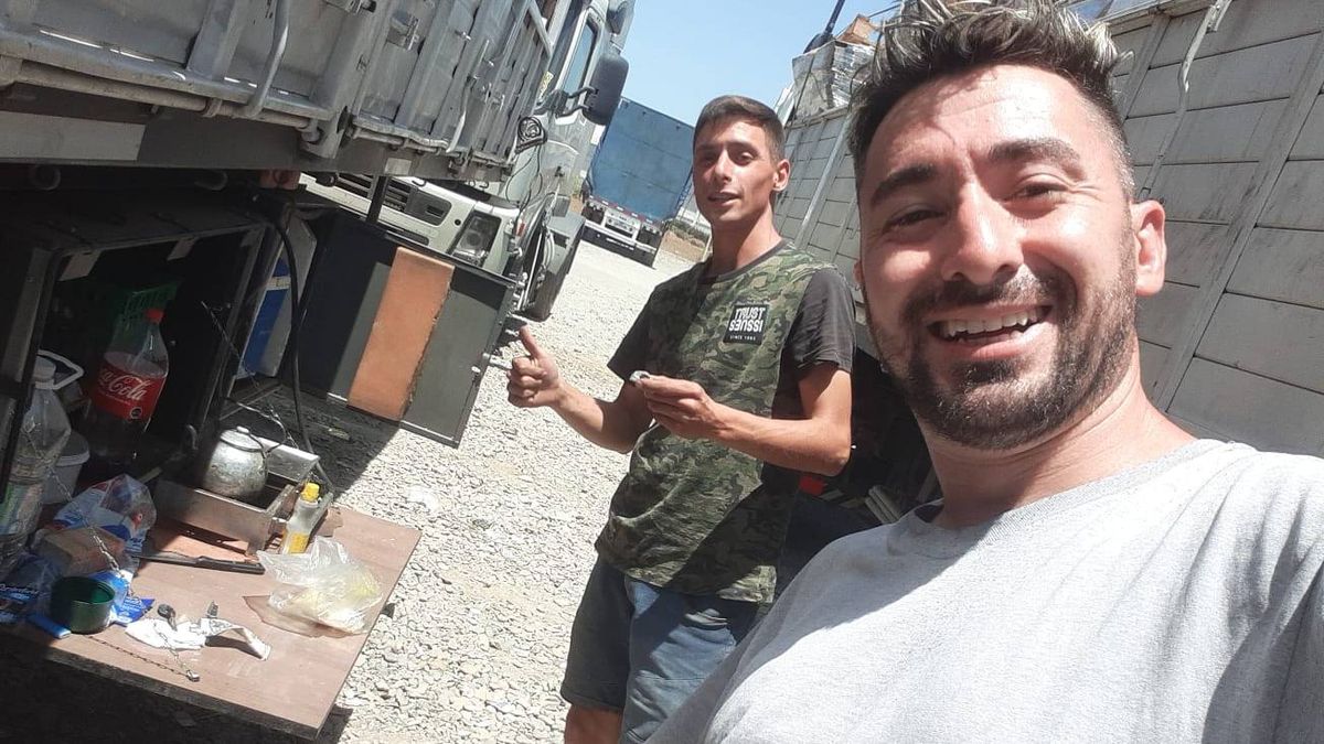 Exequiel, de remera blanca, aseguró a UNO no entender cómo en la era de la tecnología siguen las esperas de horas en las aduanas. Exequiel, de remera blanca, aseguró a UNO no entender cómo en la era de la tecnología siguen las esperas de horas en las aduanas.