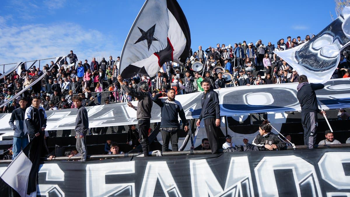 Los hinchas de Gimnasia alentaron una vez más al equipo de Medrán que sigue de racha. Foto: Martín Pravata/UNO.