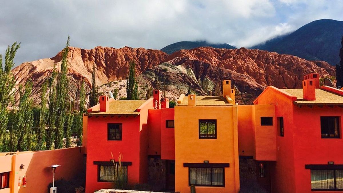 El pueblo de Purmamarca es uno de los más conocidos del norte argentino.