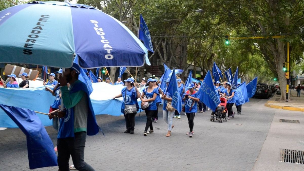Afiliados del sindicato de celadores durante una marcha en 2021. Acusaron al SUTE de discriminarlos.
