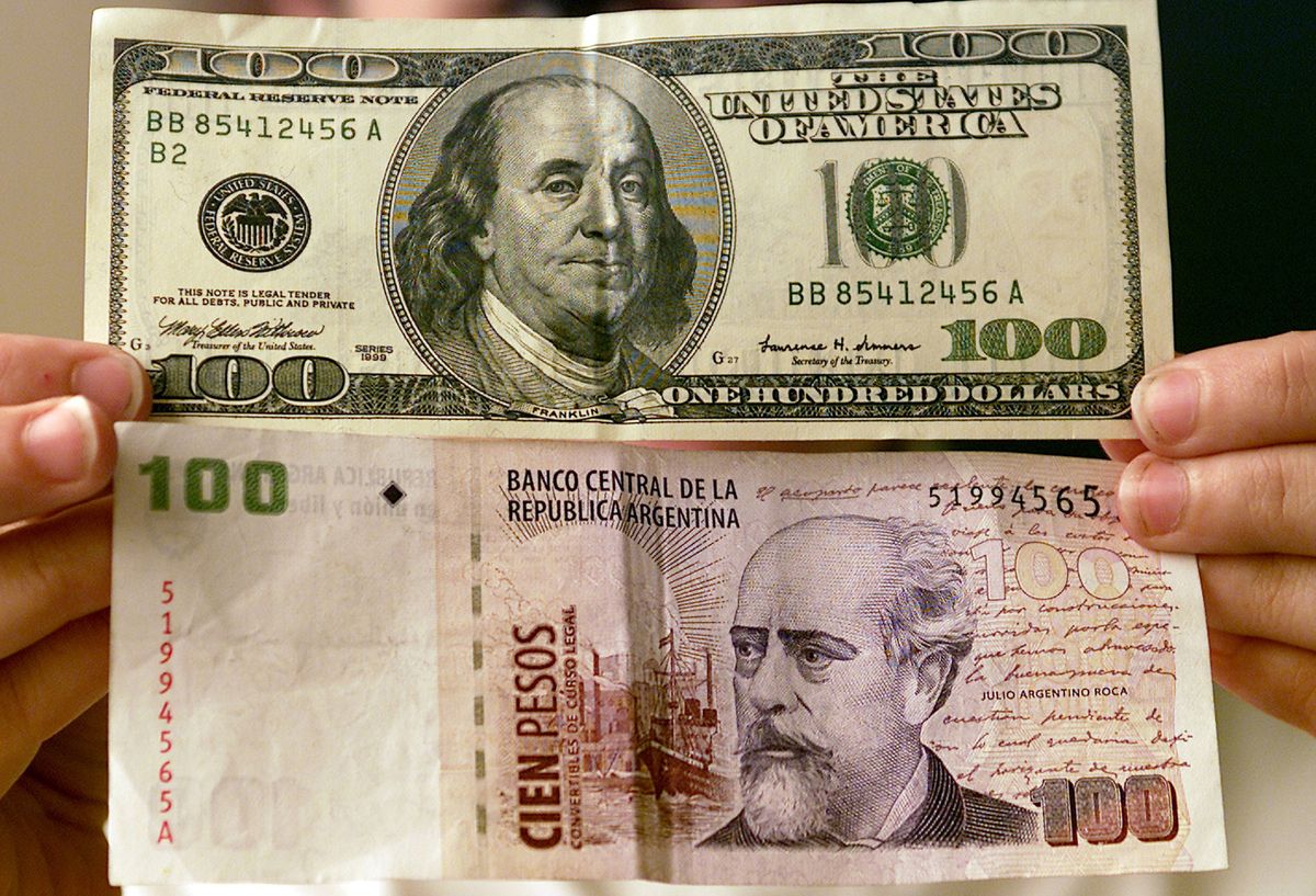 El dólar blue arrancó la semana con una suba de 5 pesos.