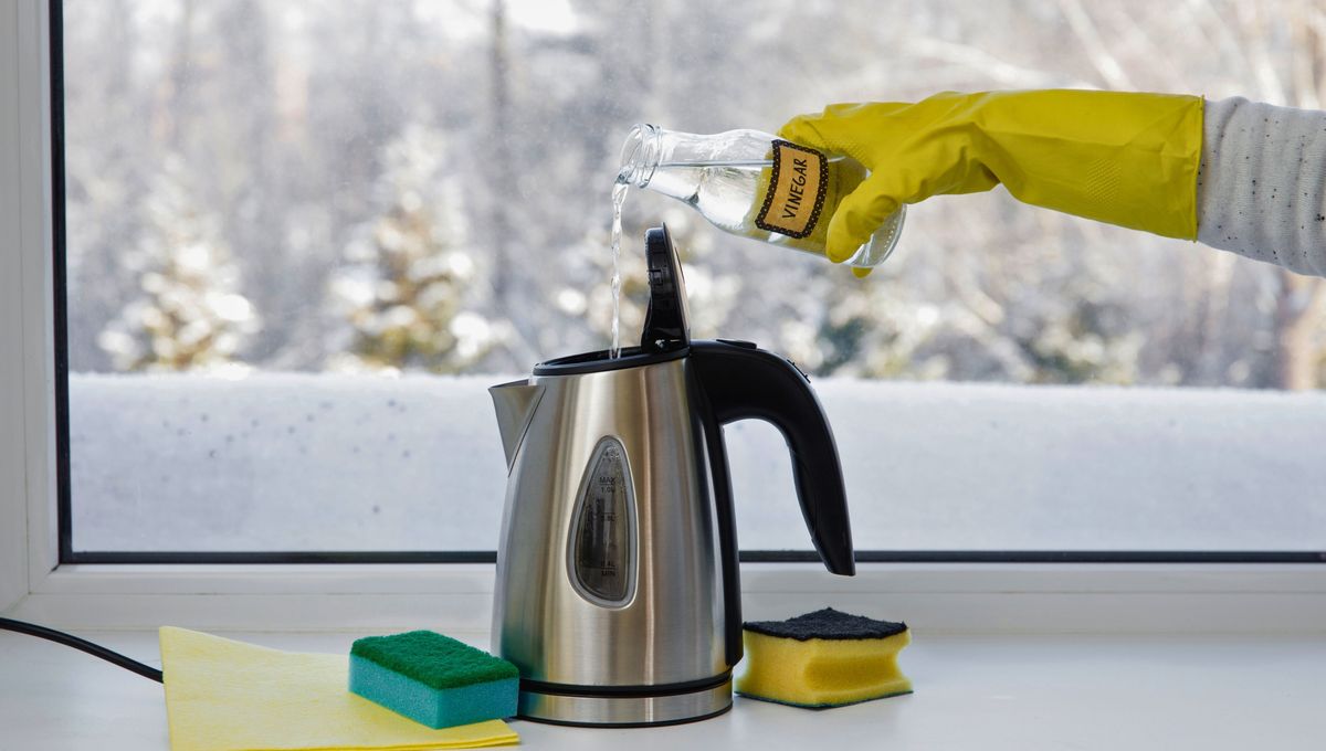 El vinagre blanco actúa de la misma manera que el limón. Solo basta con poner un chorrito dentro de la pava. El vinagre blanco actúa de la misma manera que el limón. Solo basta con poner un chorrito dentro de la pava. 